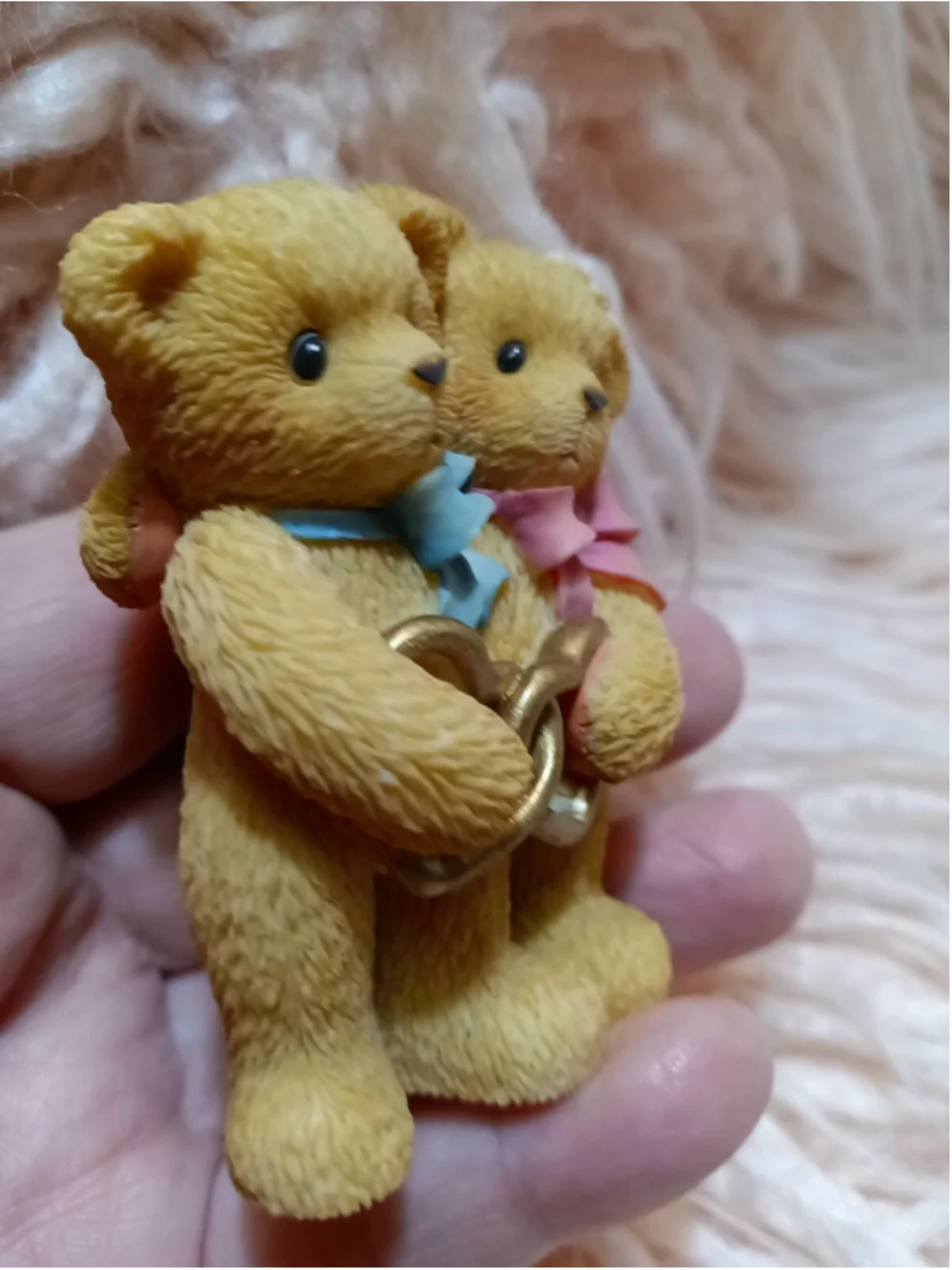 Cherished Teddies, Female & Male Bear Holding Golden Heart 1999 Pink Bow Daisy